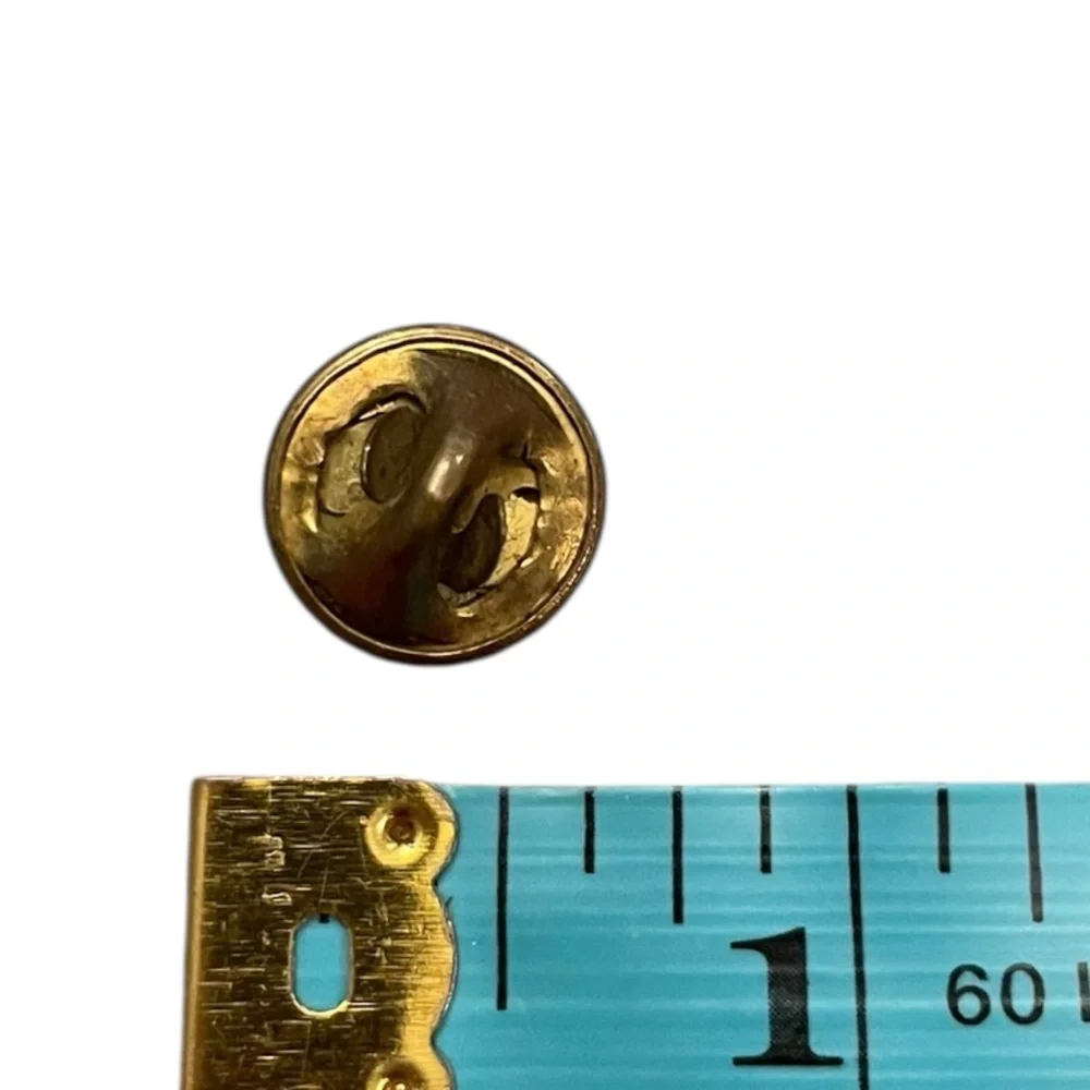 V. Evers 1979 Tiny Gold Tone Baby Feet Footprints Pinback Lapel Pin Newborn‎
